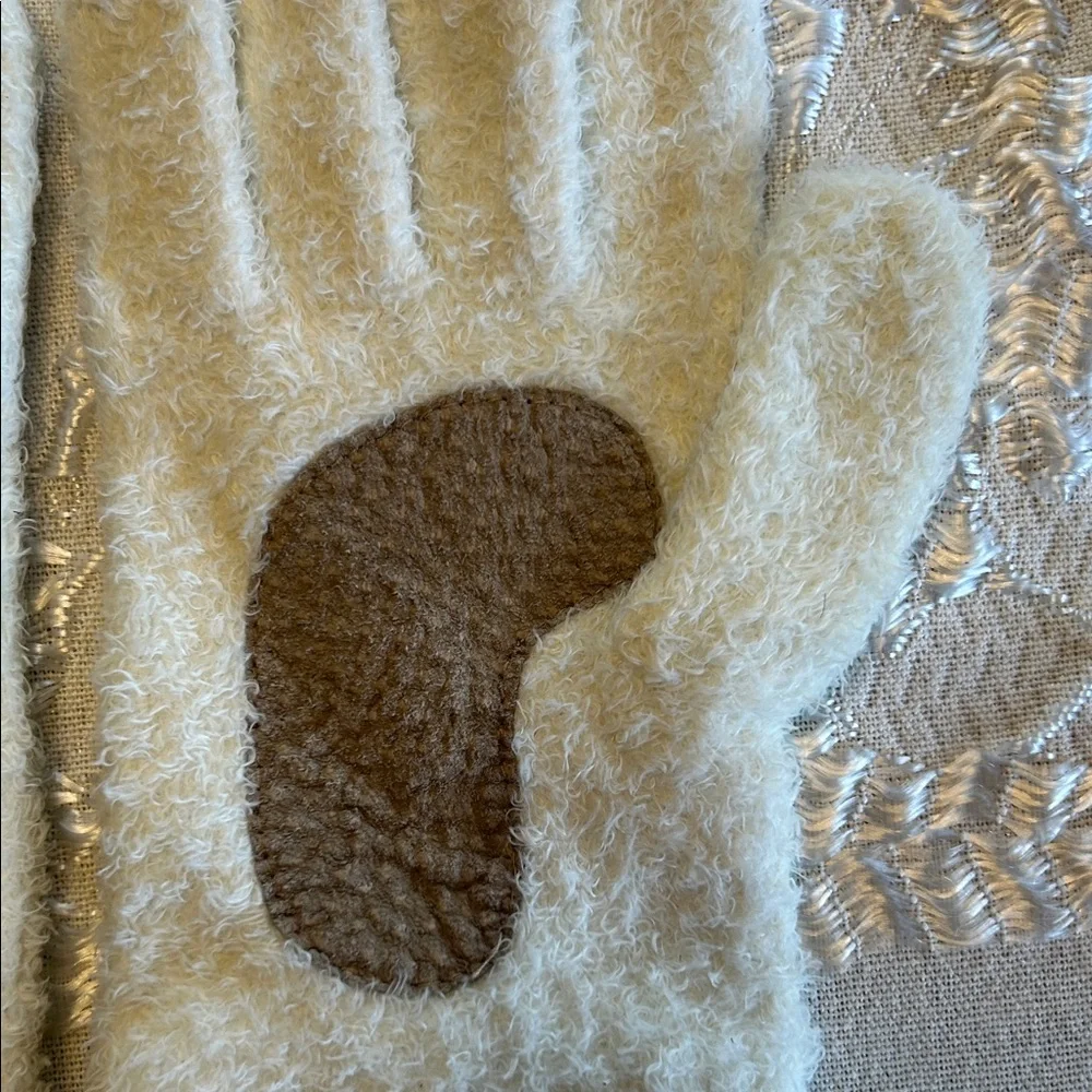 Isotoner Cream & Brown Fuzzy Women’s Gloves; Incredibly Soft & Warm!Barely Worn! - Picture 8 of 8